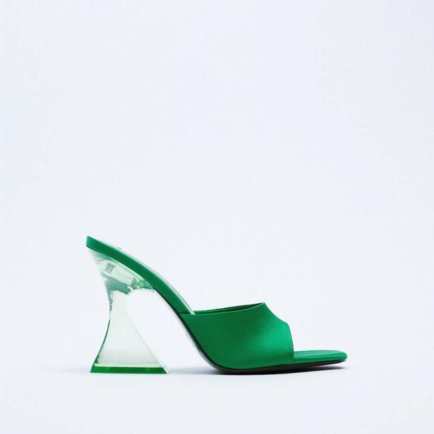 Zara versiona los zapatos de tacón transparente (y carísimos) de la favorita de las VIP España