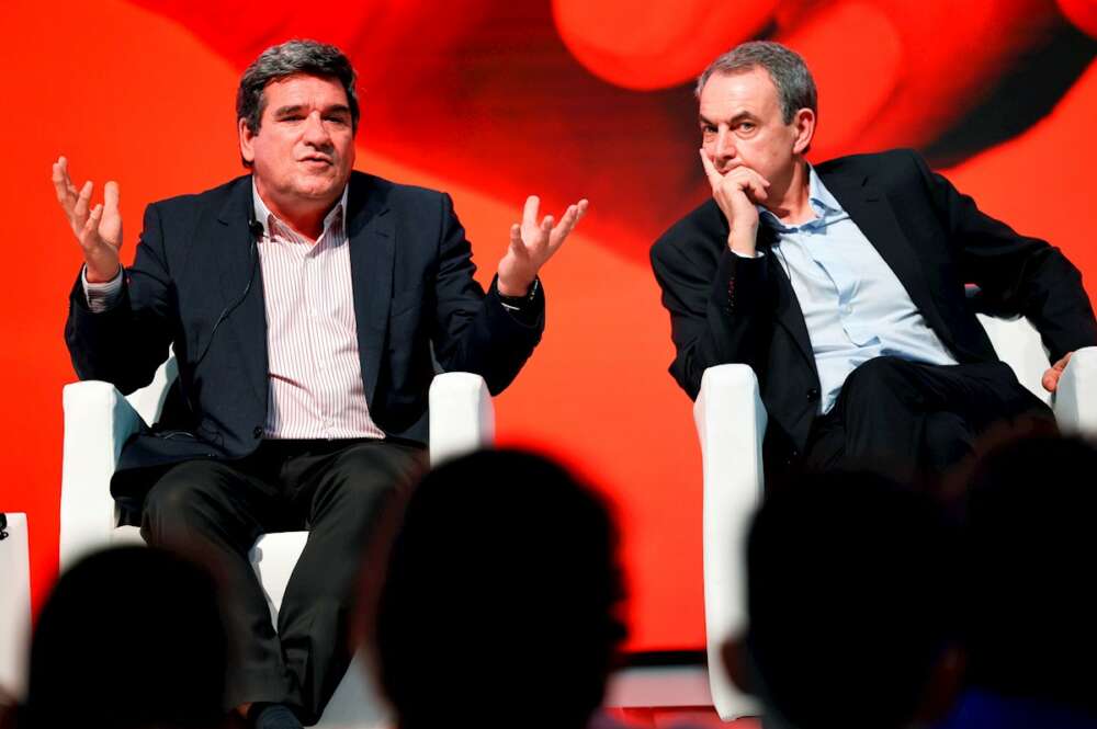 El ministro de Inclusión, Seguridad Social y Migraciones, Jose Luis Escrivá (i) junto al ex presidente Jose Luis Rodriguez Zapatero intervienen en la mesa redonda "Nuevos derechos y libertades" en el 40 Congreso Federal del PSOE que se celebra en las instalaciones de Feria Valencia.EFE/ Biel Aliño