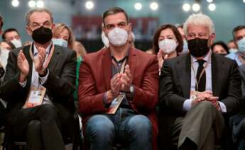 El presidente del Gobierno y Secretario General del PSOE, Pedro Sánchez (c) junto a los expresidentes del Gobierno , Jose Luis Rodriguez Zapatero (i) y Felipe Gonzalez (d) al inicio de la segunda jornada del Congreso Federal del PSOE que se celebra en las instalaciones de Feria Valencia.EFE/ Biel Aliño