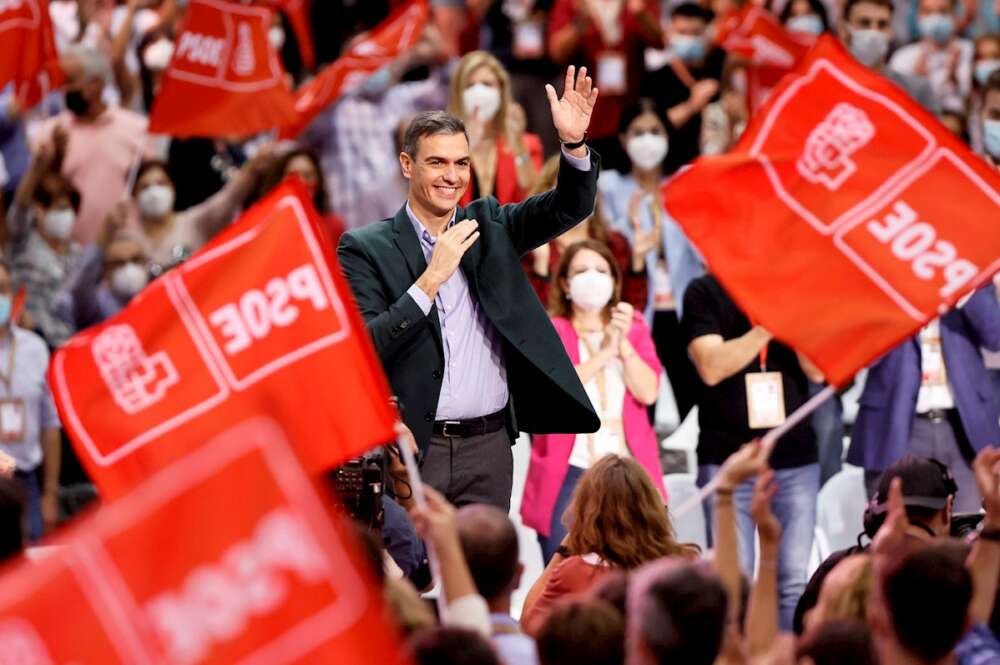 El presidente del Gobierno y Secretario General del PSOE, Pedro Sanchez, saluda ante el Plenario en la clausura del 40 Congreso Federal del partido que se ha celebrado en Valencia. EFE/Biel Aliño