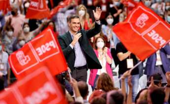 El presidente del Gobierno y Secretario General del PSOE, Pedro Sanchez, saluda ante el Plenario en la clausura del 40 Congreso Federal del partido que se ha celebrado en Valencia. EFE/Biel Aliño