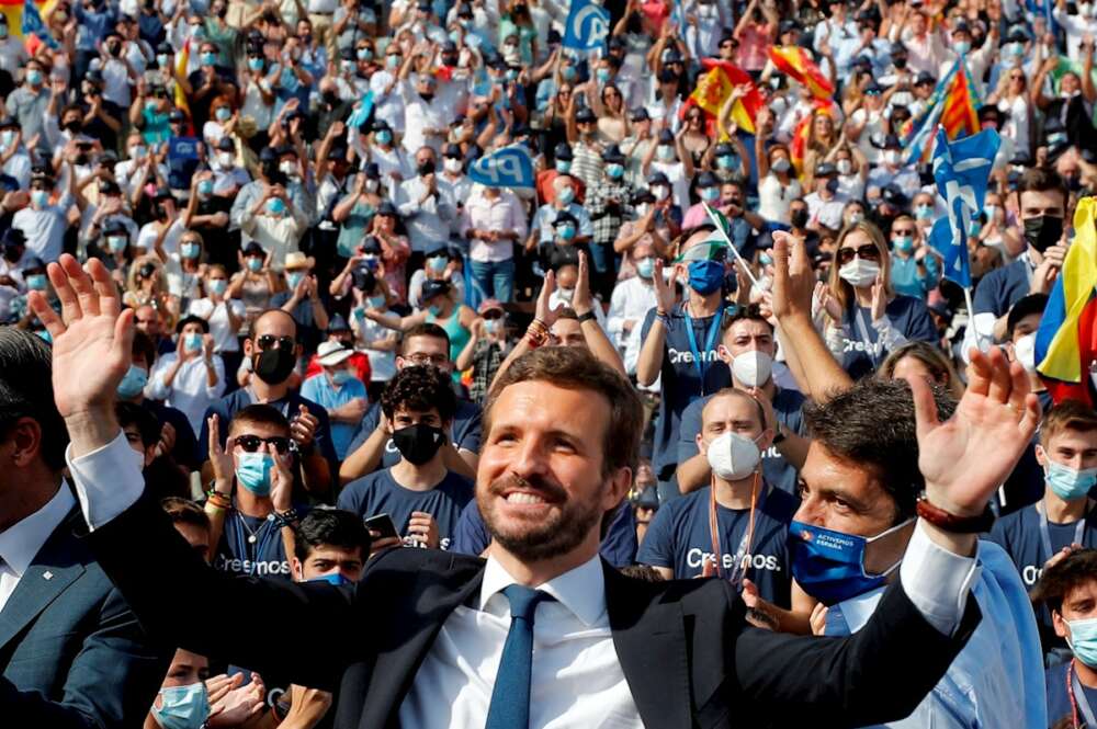 El presidente del PP, Pablo Casado,saluda a los militantes a su llegada a la Plaza de Toros de Valencia, donde cierra hoy la Convención Nacional. EFE/ Manuel Bruque