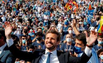 El presidente del PP, Pablo Casado,saluda a los militantes a su llegada a la Plaza de Toros de Valencia, donde cierra hoy la Convención Nacional. EFE/ Manuel Bruque