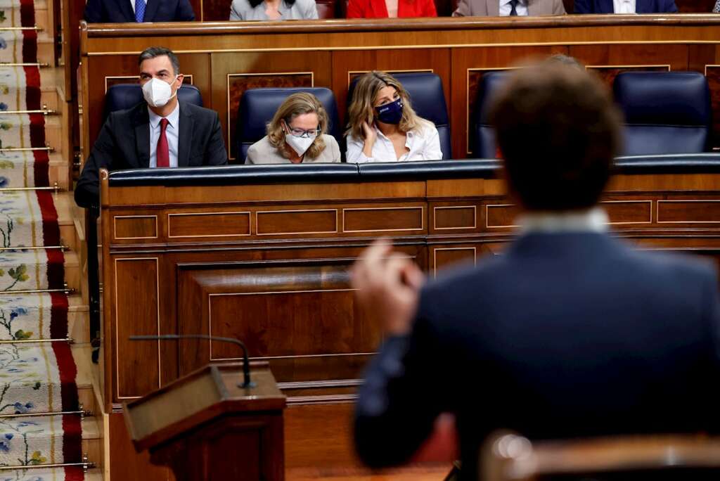 El líder del Partido Popular, Pablo Casado (d), pregunta al presidente del Gobierno, Pedro Sánchez (i), durante la sesión de control al Gobierno celebrada este miércoles en el Congreso de los Diputados. EFE/Chema Moya