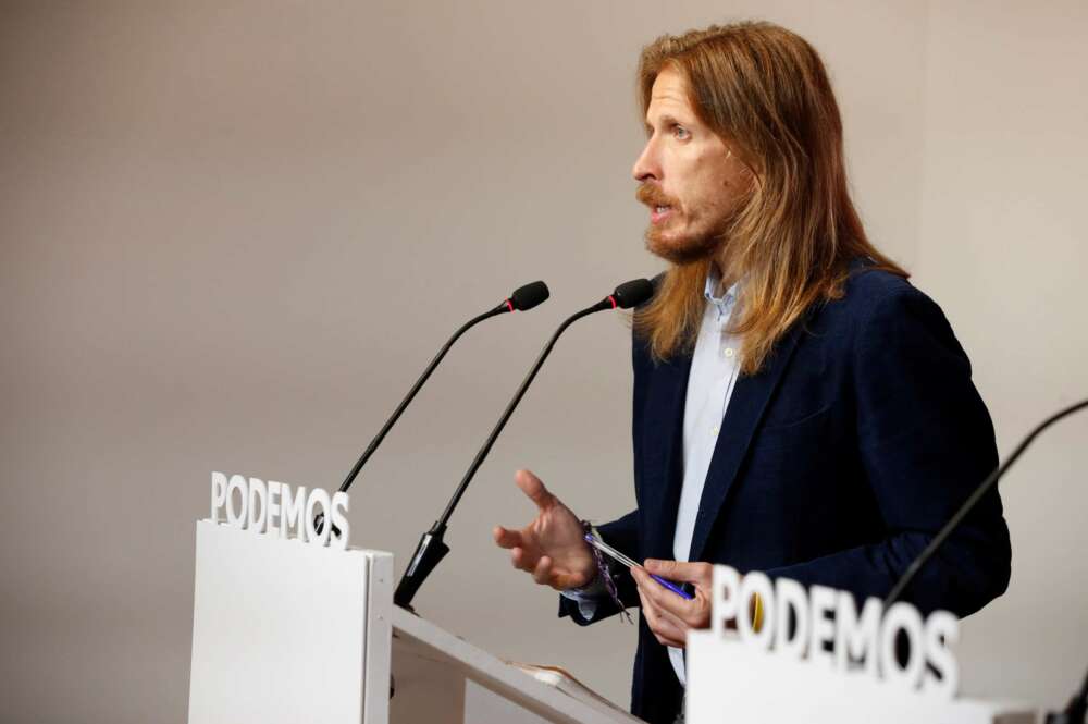 El portavoz de Podemos, Pablo Fernández, en rueda de prensa. Foto: EFE