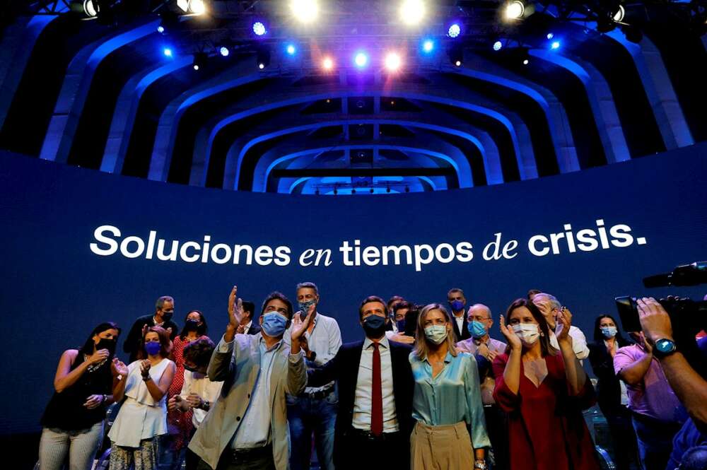 El presidente del Partido Popular valenciano (PPCV), Carlos Mazón (c-izda), el líder del Partido Popular, Pablo Casado (c) y la portavoz del PP en el Ayuntamiento de Valencia, María José Catalá (c-dcha), participan en la convención nacional del PP este sábado en Valencia EFE/Manuel Bruque