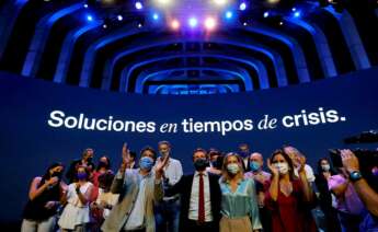 El presidente del Partido Popular valenciano (PPCV), Carlos Mazón (c-izda), el líder del Partido Popular, Pablo Casado (c) y la portavoz del PP en el Ayuntamiento de Valencia, María José Catalá (c-dcha), participan en la convención nacional del PP este sábado en Valencia EFE/Manuel Bruque