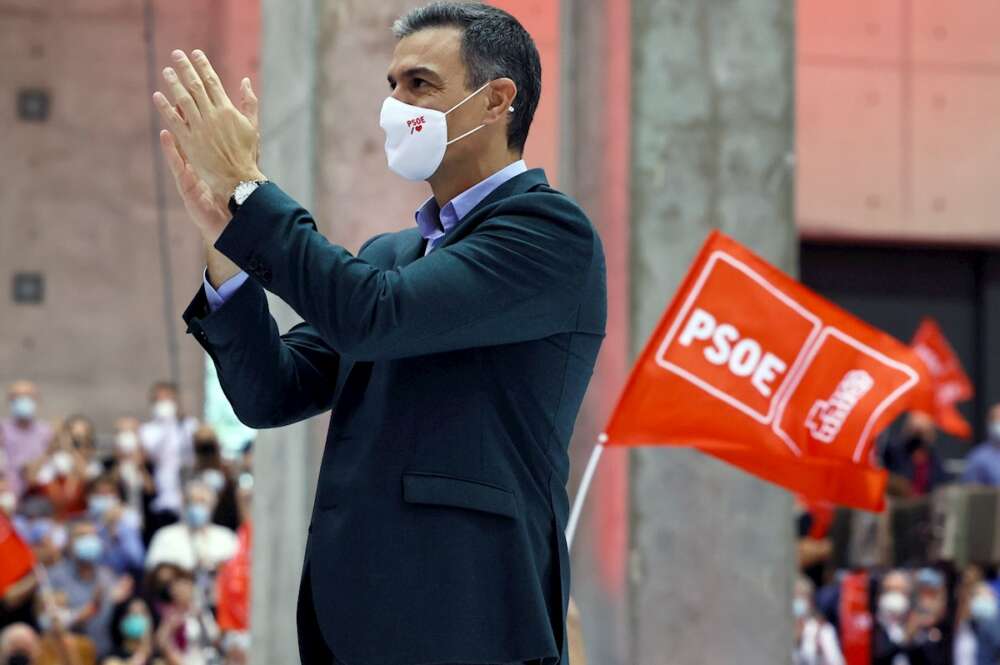 El presidente del Gobierno y Secretario General del PSOE, Pedro Sanchez, saluda en el plenario del Congreso Federal del partido en la instalaciones de Feria Valencia y que hoy se clausura.EFE/ Biel Aliño