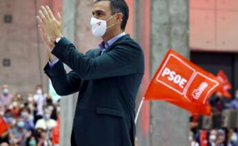 El presidente del Gobierno y Secretario General del PSOE, Pedro Sanchez, saluda en el plenario del Congreso Federal del partido en la instalaciones de Feria Valencia y que hoy se clausura.EFE/ Biel Aliño