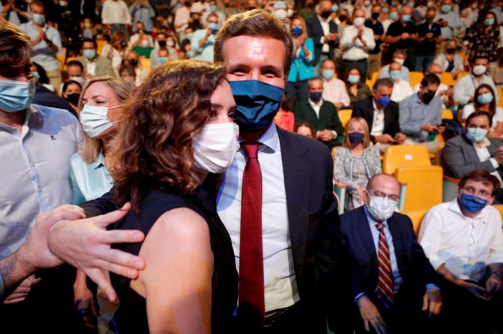 La presidenta de la Comunidad de Madrid, Isabel Díaz Ayuso (i), y el líder del Partido Popular, Pablo Casado, durante la convención nacional del Partido Popular (PP) este sábado en Valencia EFE/Manuel Bruque