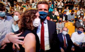 La presidenta de la Comunidad de Madrid, Isabel Díaz Ayuso (i), y el líder del Partido Popular, Pablo Casado, durante la convención nacional del Partido Popular (PP) este sábado en Valencia EFE/Manuel Bruque