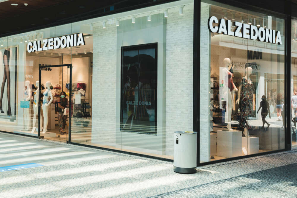 Entrada de una tienda de Calzedonia