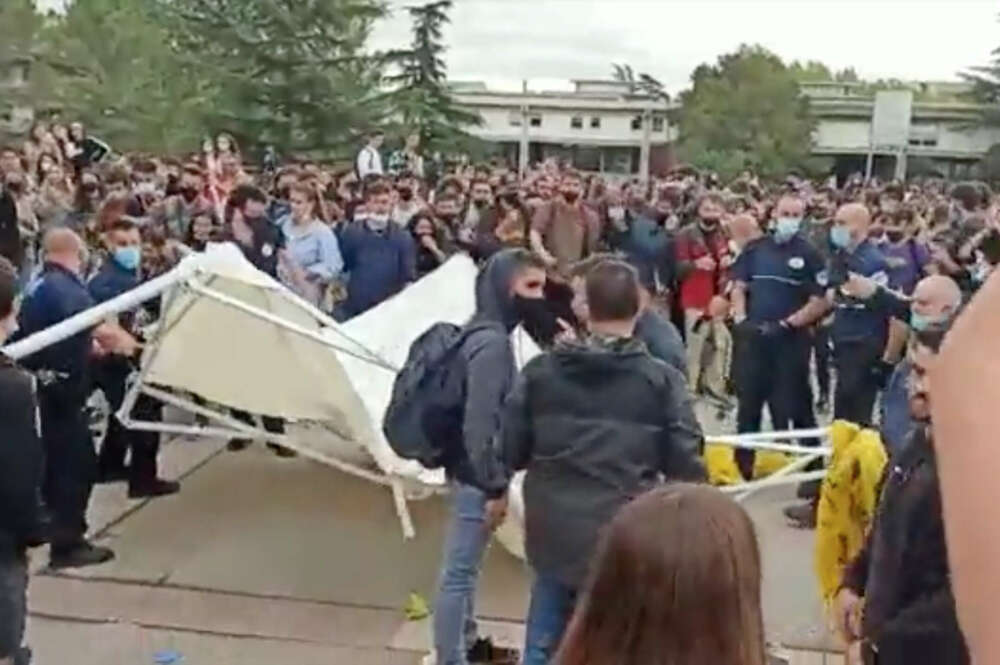 Captura del vídeo difundido por S'ha acabat! donde manifestantes atacan la carpa de la organización constitucionalista en la UAB