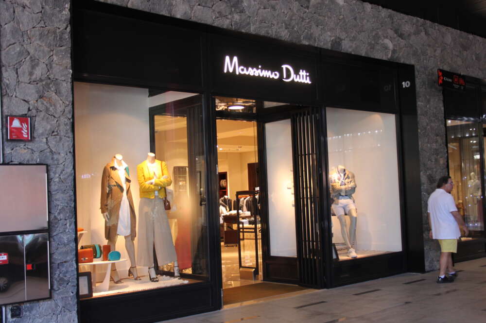 Fachada exterior de una tienda de Massimo Dutti