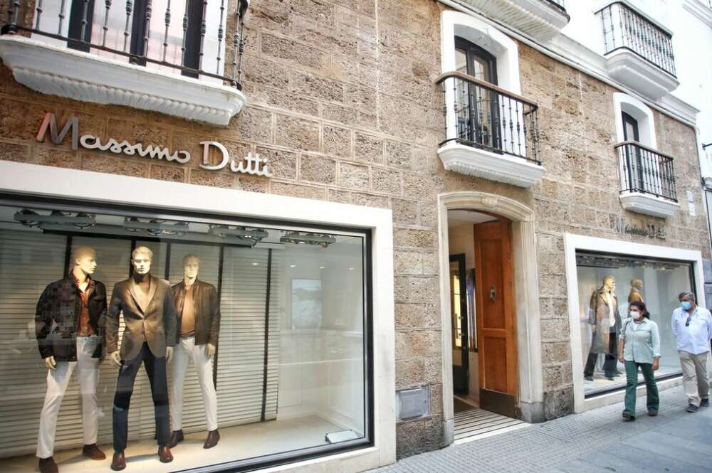 Fachada exterior de una tienda de Massimo Dutti