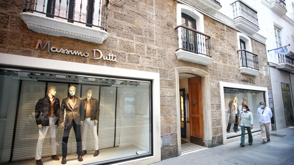 Fachada exterior de una tienda de Massimo Dutti