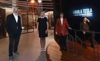 El director de CosmoCaixa, Valentí Farràs; la gerente del Nikola Tesla Museum, Radmila Adzic; y la directora general adjunta de la Fundación ”la Caixa”, Elisa Durán.