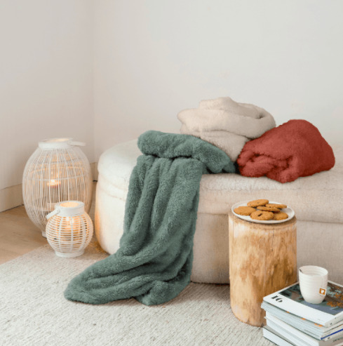 La manta XXL de Aldi está disponible en tres colores