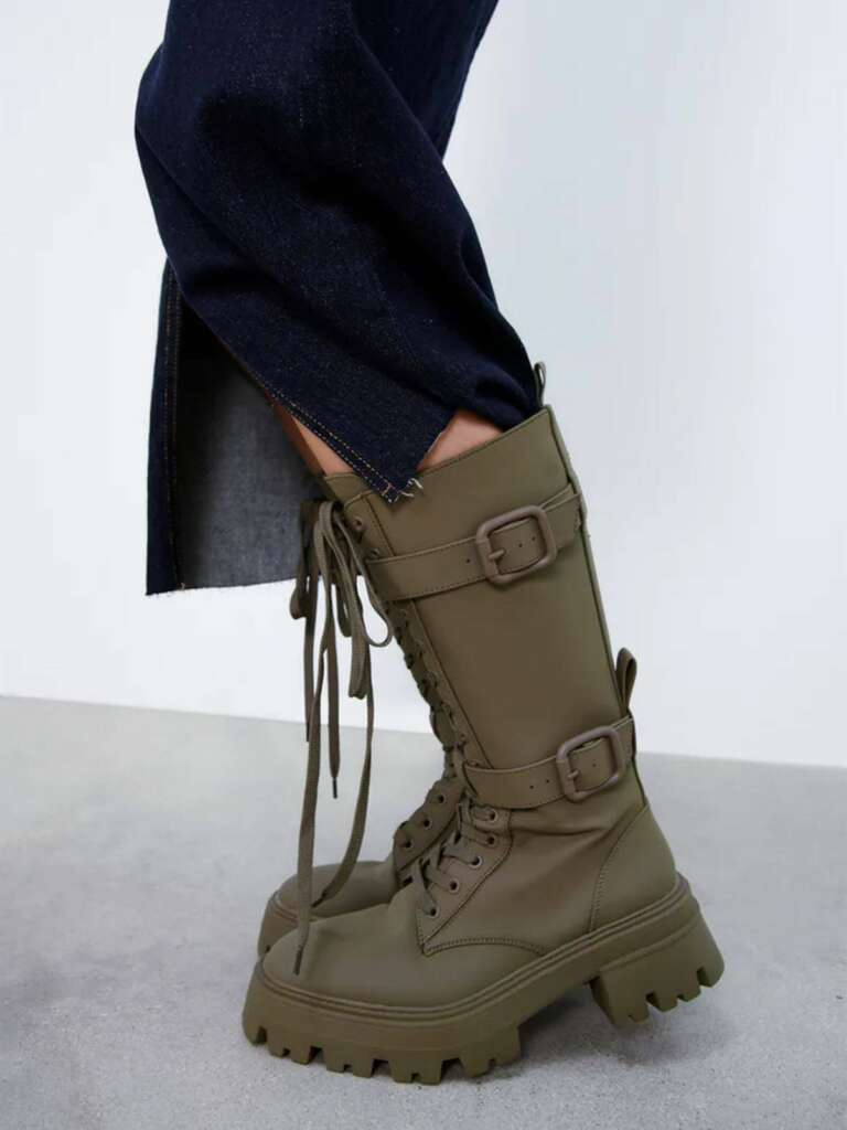 Zara tiene unas botas que recuerdan mucho a las mas vendidas de Prada, pero  en el nuevo color de moda