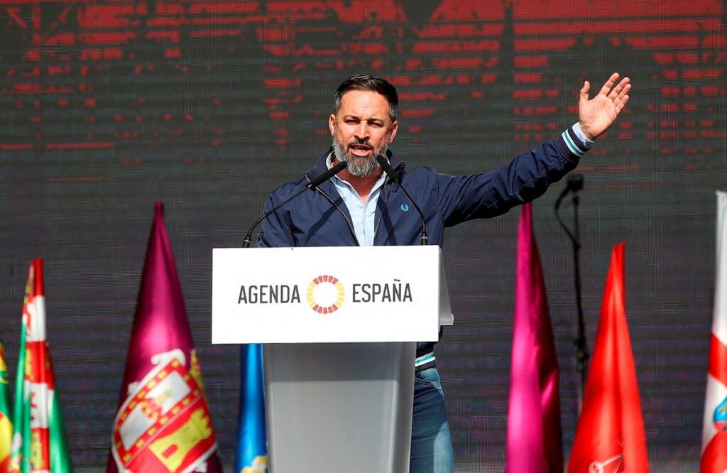 El presidente de Vox, Santiago Abascal, ha presentado ests domingo la "Agenda España", en el acto de cierre de "Viva 21. La España en pié" en el recinto de IFEMA, en Madrid. EFE/David Fernández