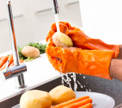 Los Guantes Limpiadores Peladores De Verduras Y Frutas Innovagoods que venden en Carrefour