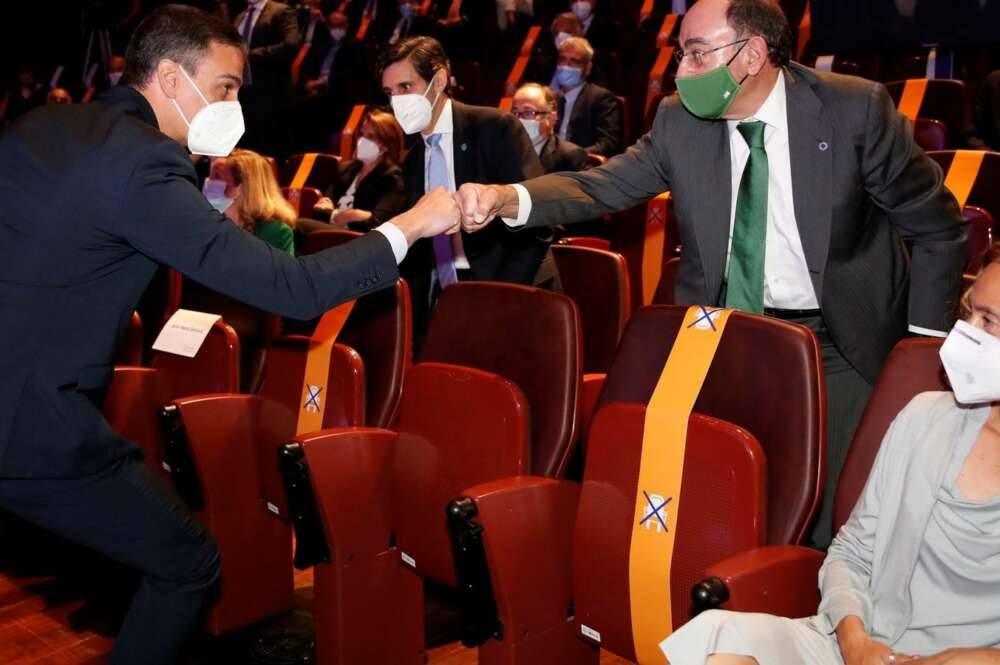 Pedro Sánchez e Ignacio Sánchez Galán, presidente de Iberdrola, en un acto del presidente del Gobierno en 2020. EFE