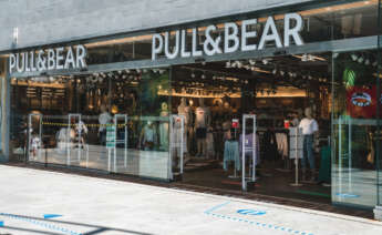 Fachada exterior de una tienda de Pull&Bear