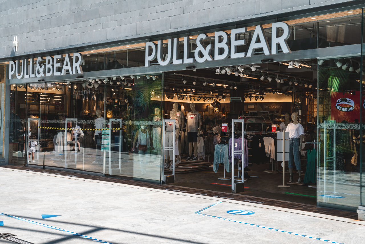 Fachada exterior de una tienda de Pull&Bear