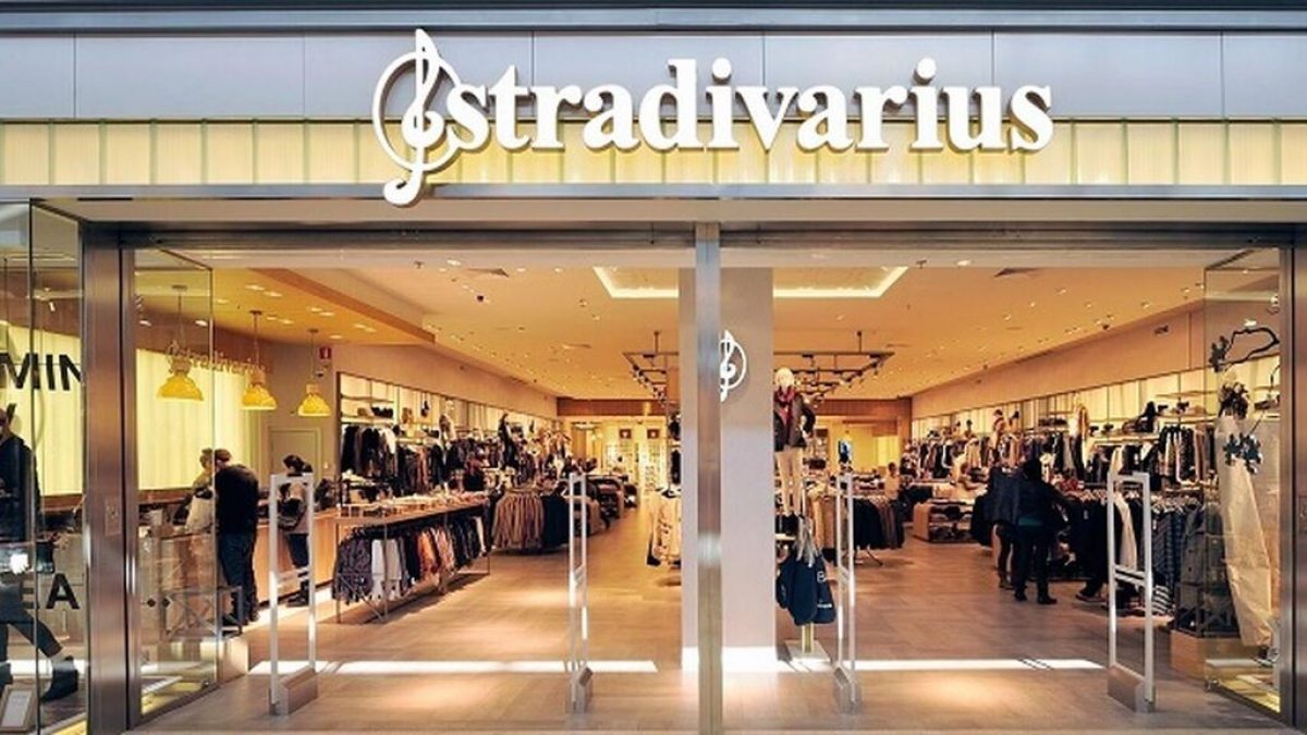 falda larga de Stradivarius que combina genial con tus botas Economía Digital