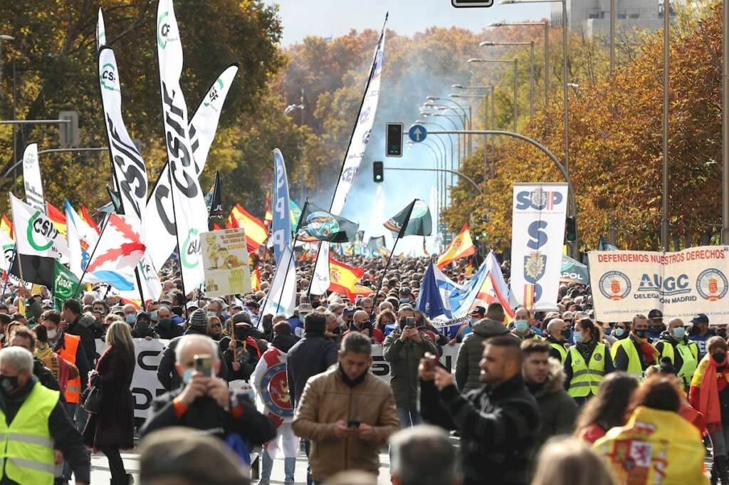 Agentes de todos los cuerpos policiales y simpatizantes se manifiestan este sábado por las calle en Madrid para protestar contra la reforma que plantea el Gobierno de la actual Ley de Seguridad Ciudadana, la llamada ley mordaza. EFE/J.J. Guillén