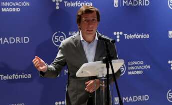 El alcalde de Madrid, José Luis Martínez-Almeida, interviene en su visita al nuevo Espacio 5G de Telefónica este viernes en Madrid. EFE/ J.J.Guillen