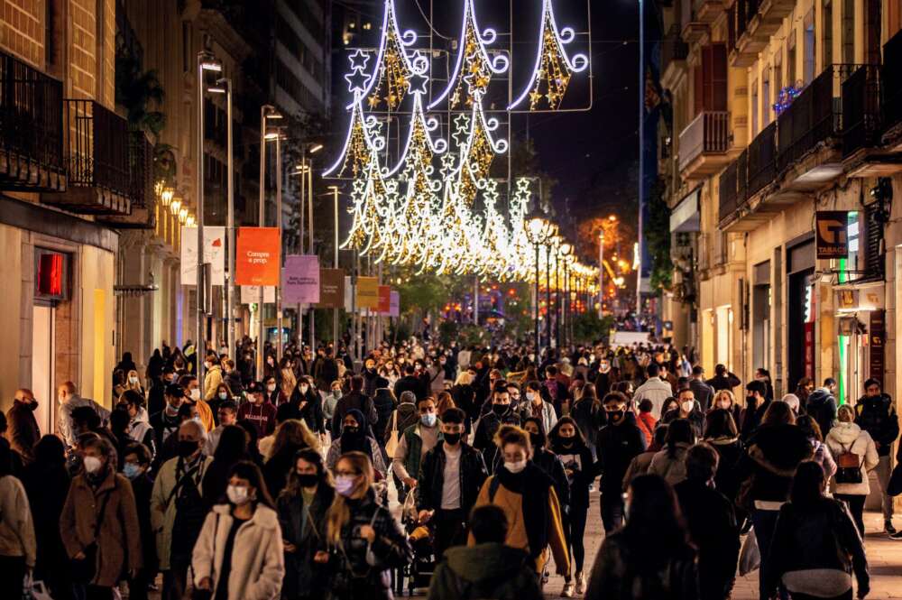 Tiendas en el centro de Barcelona en Navidad. EFE/Enric Fontcuberta