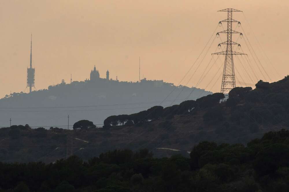 Montaña de Collserola, con la torre que lleva su nombre y el parque del Tibidabo, en la que se podrían instalar dos molinos de viento. EFE