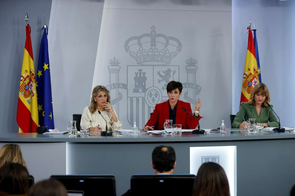 La vicepresidenta segunda del Gobierno y ministra de Trabajo, Yolanda Díaz, la portavoz del Gobierno y ministra de Política Territorial, Isabel Rodríguez (c) y la ministra de Educación, Pilar Alegría durante la rueda de prensa tras el Consejo de Ministros celebrado este martes en el Palacio de La Moncloa. EFE/ Javier Lizón