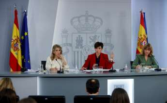 La vicepresidenta segunda del Gobierno y ministra de Trabajo, Yolanda Díaz, la portavoz del Gobierno y ministra de Política Territorial, Isabel Rodríguez (c) y la ministra de Educación, Pilar Alegría durante la rueda de prensa tras el Consejo de Ministros celebrado este martes en el Palacio de La Moncloa. EFE/ Javier Lizón