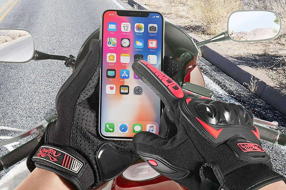 tiene unos guantes de moto o bici que permiten usar la pantalla  táctil del móvil