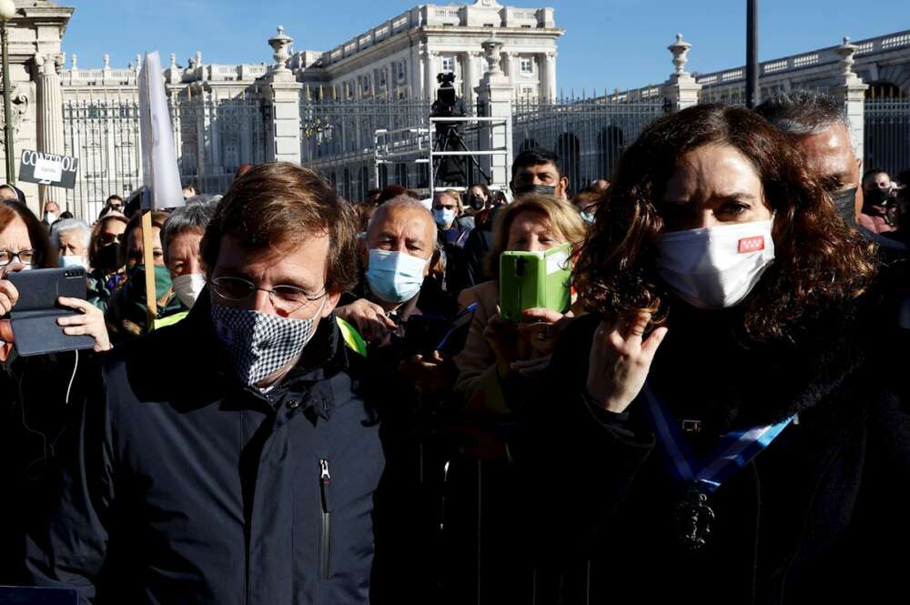 El alcalde de Madrid, José Luis Martínez-Almeida, y la presidenta de la Comunidad de Madrid, Isabel Ayuso, a su llegada a la catedral de Santa María la Real de la Almudena. EFE/Chema Moya