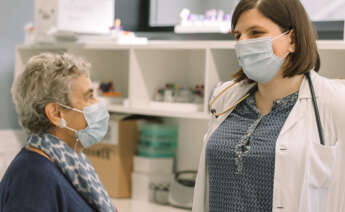 Begoña (izq.) y la Dra. Vieito, oncóloga médica en el Hospital Vall d'Hebron, trabaja en el desarrollo de fármacos nuevos para el tratamiento del cáncer