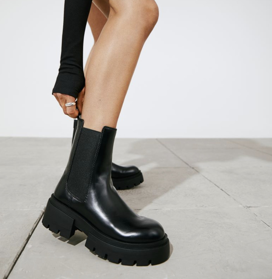 Son las botas m s clonadas del momento y H M las tiene rebajadas