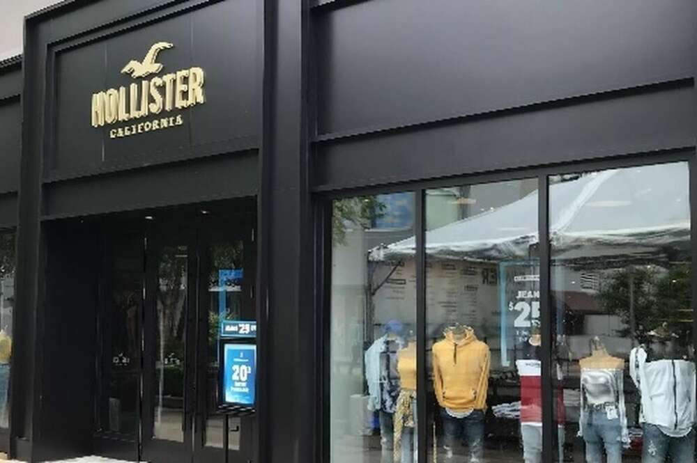 Fachada exterior de una tienda de Hollister