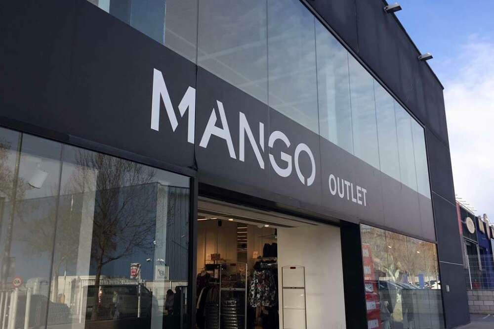 Fachada exterior de una tienda de Mango Outlet