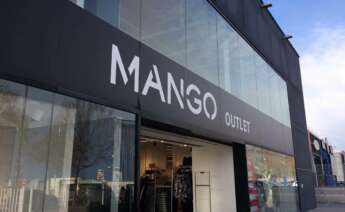 Fachada exterior de una tienda de Mango Outlet