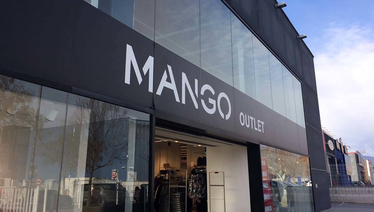Fachada exterior de una tienda de Mango Outlet