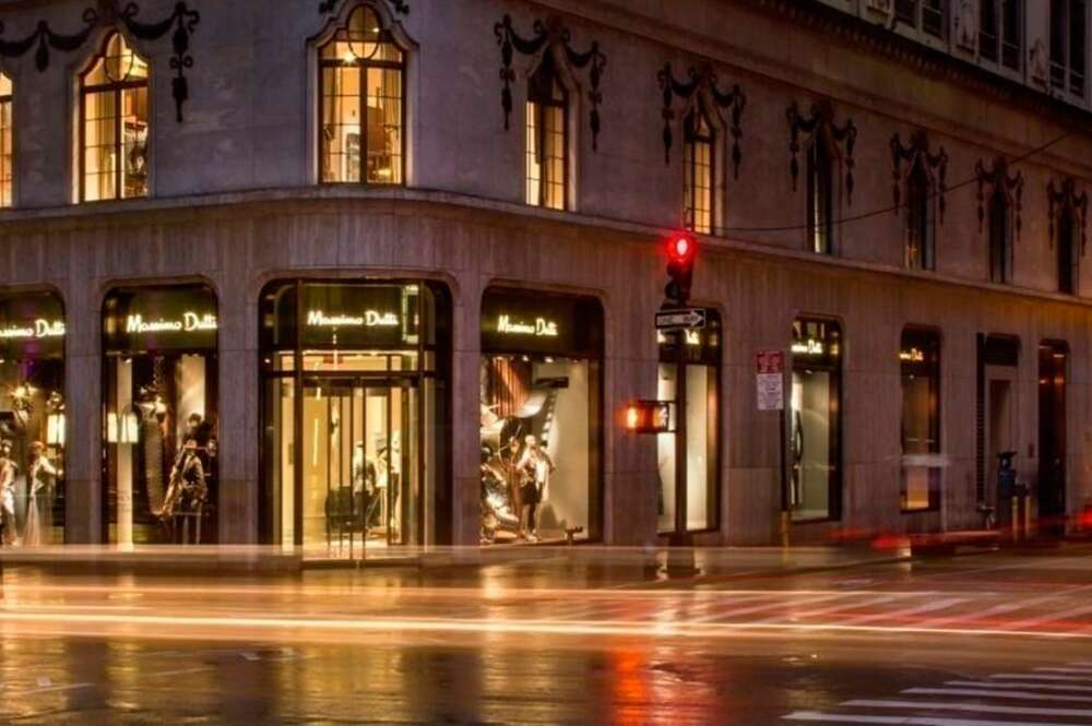 Fachada exterior de una tienda de Massimo Dutti