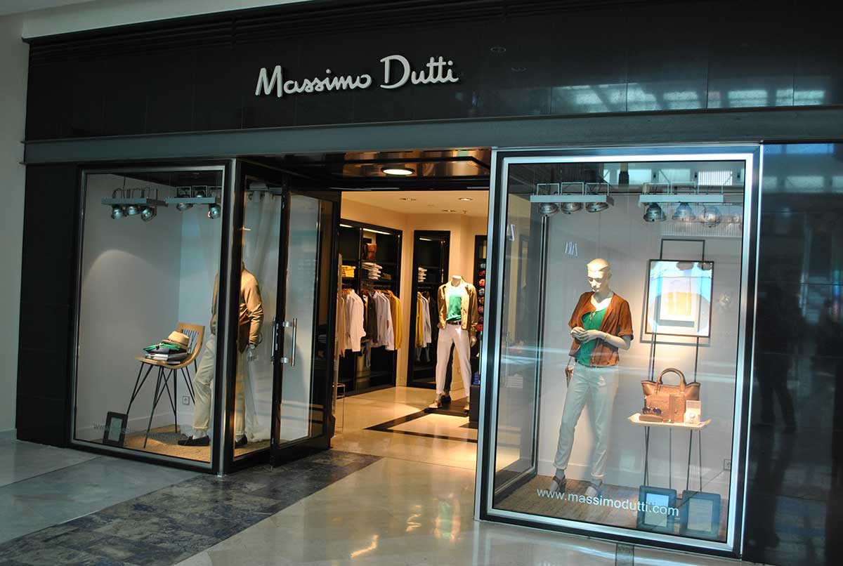 Fachada de una de las tiendas de Massimo Dutti