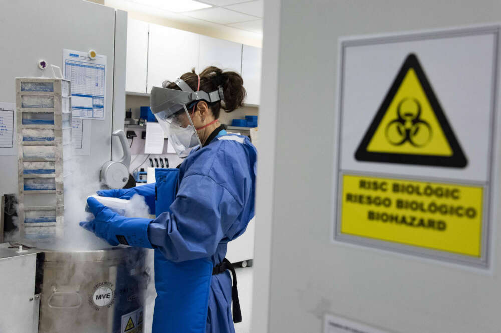 Una tecnica de laboratorio trabaja durante la pandemia por covid-19