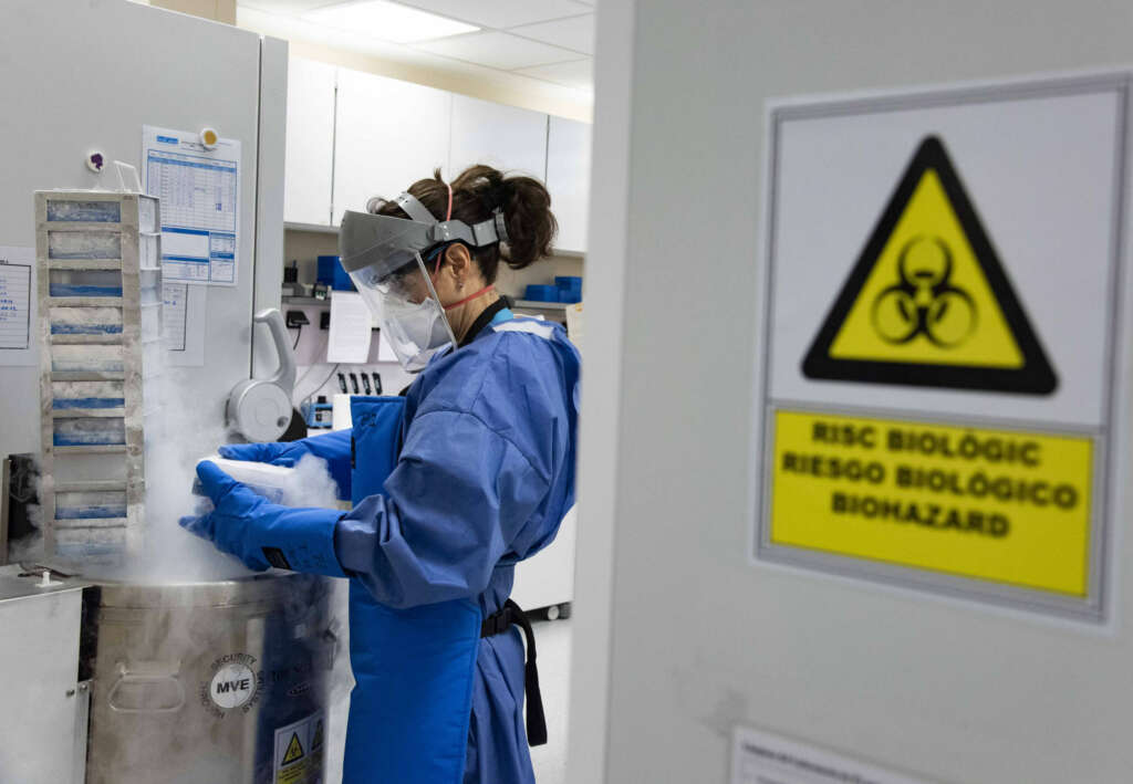 Una tecnica de laboratorio trabaja durante la pandemia por covid-19