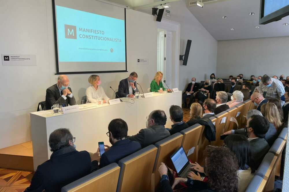 Presentación del 'Manifiesto Constitucionalista'. De izquierda a derecha: el historiador Jordi Canal; la empresaria Eva Trias; el empresario y político Joan López Alegre; y la dirigente del CLAC, Paula Añó.