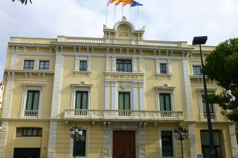 Fachada del ayuntamiento de l'Hospitalet de Llobregat (Barcelona), uno de los que cumple la ley de banderas
