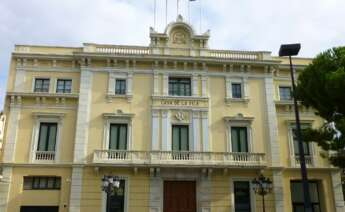 Fachada del ayuntamiento de l'Hospitalet de Llobregat (Barcelona), uno de los que cumple la ley de banderas